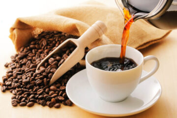 注がれるコーヒーとコーヒー豆