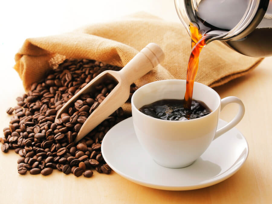 注がれるコーヒーとコーヒー豆